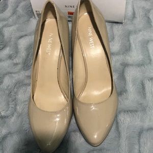 Nude pumps